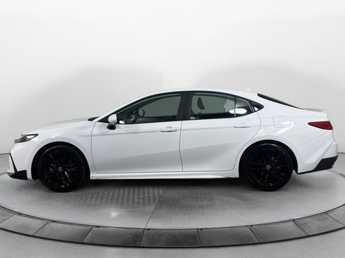 Used 2025 Toyota Camry SE image 4