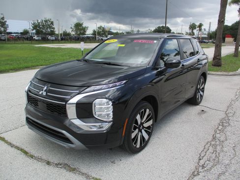 Used 2025 Mitsubishi Outlander SE FWD image 3