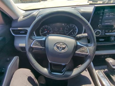 Used 2021 Toyota Highlander XLE FWD image 8