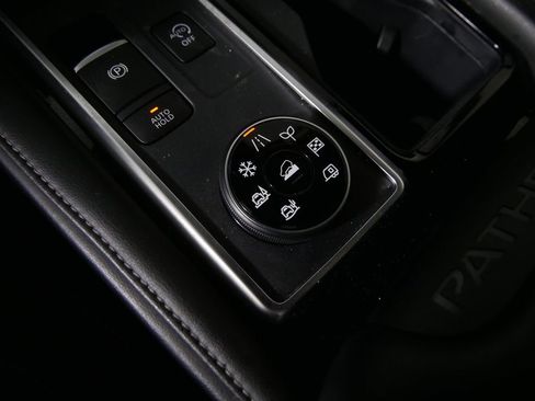 Used 2024 Nissan Pathfinder SV AWD/4WD image 27