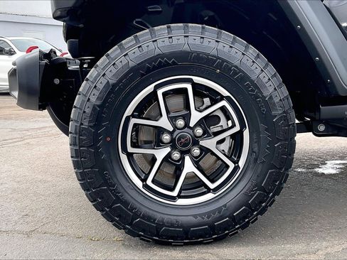 Used 2025 Jeep Wrangler Unlimited Rubicon AWD/4WD image 8