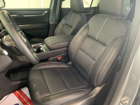 Used 2026 GMC Acadia Elevation w/ Elevation Premium Package FWD image 12