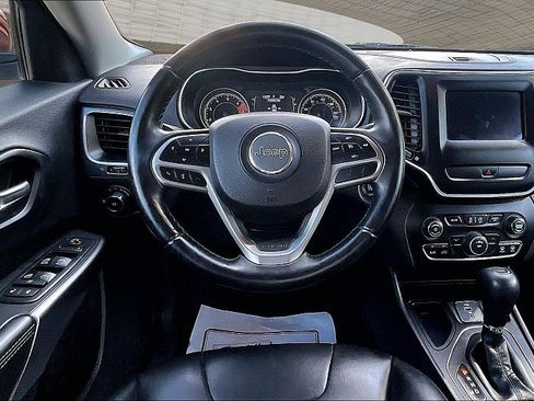 Used 2019 Jeep Cherokee Latitude Plus FWD image 4