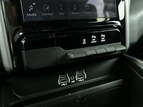 Used 2025 RAM 1500 Laramie AWD/4WD image 21