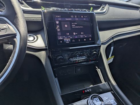 New 2025 Jeep Grand Cherokee Altitude image 10