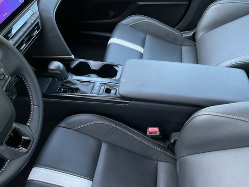 Used 2025 Toyota Camry SE image 33