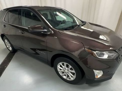 Used 2020 Chevrolet Equinox LT w/ Driver Convenience Package FWD image 2