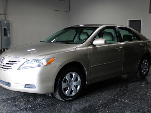 Used 2009 Toyota Camry LE FWD image 6
