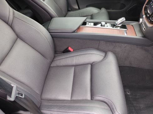 Certified 2024 Volvo XC60 T8 Ultimate w/ Protection Package Premier AWD/4WD image 22