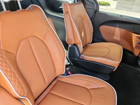 New 2026 Chrysler Pacifica Pinnacle image 22