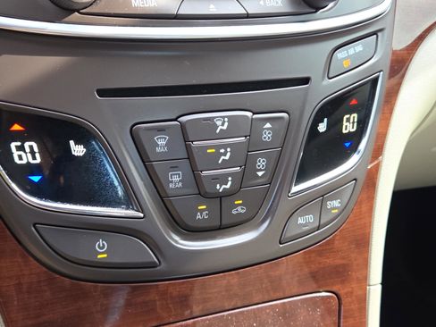 Used 2017 Buick Regal Sport Touring FWD image 21