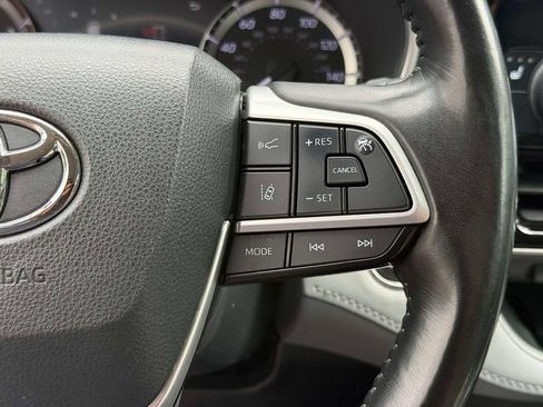 Used 2023 Toyota Highlander XLE AWD/4WD image 34