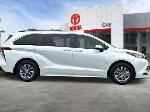 Used 2022 Toyota Sienna XLE w/ XLE Plus Package image 3