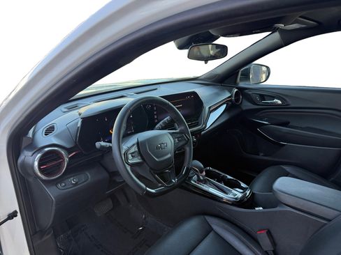 Used 2025 Chevrolet Trax RS w/ Sunroof Package FWD image 9