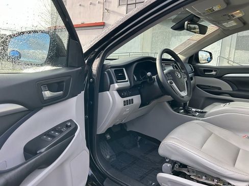 Certified 2018 Toyota Highlander XLE image 9