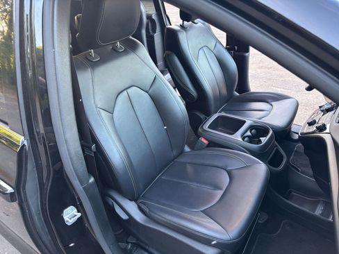 Used 2025 Chrysler Pacifica Select image 38