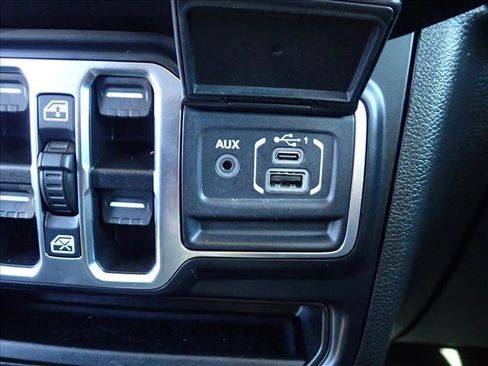 Used 2022 Jeep Wrangler Unlimited Sahara w/ Cold Weather Group image 19