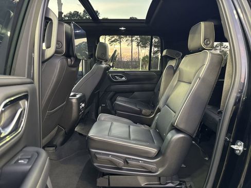 Used 2022 GMC Yukon XL SLT w/ SLT Premium Package image 32