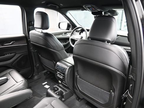 Used 2025 Jeep Grand Cherokee L Limited image 37