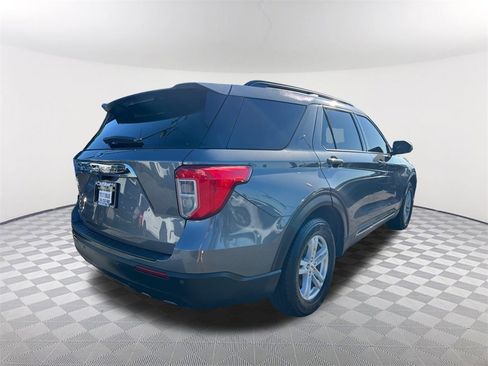 Used 2022 Ford Explorer XLT image 5