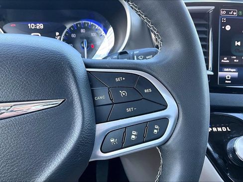 Used 2023 Chrysler Pacifica Touring-L FWD image 11