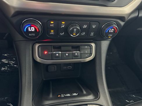 Used 2022 GMC Acadia Denali w/ Denali Ultimate Package FWD image 26