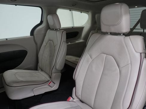 Used 2018 Chrysler Pacifica Limited w/ Tire & Wheel Group image 13
