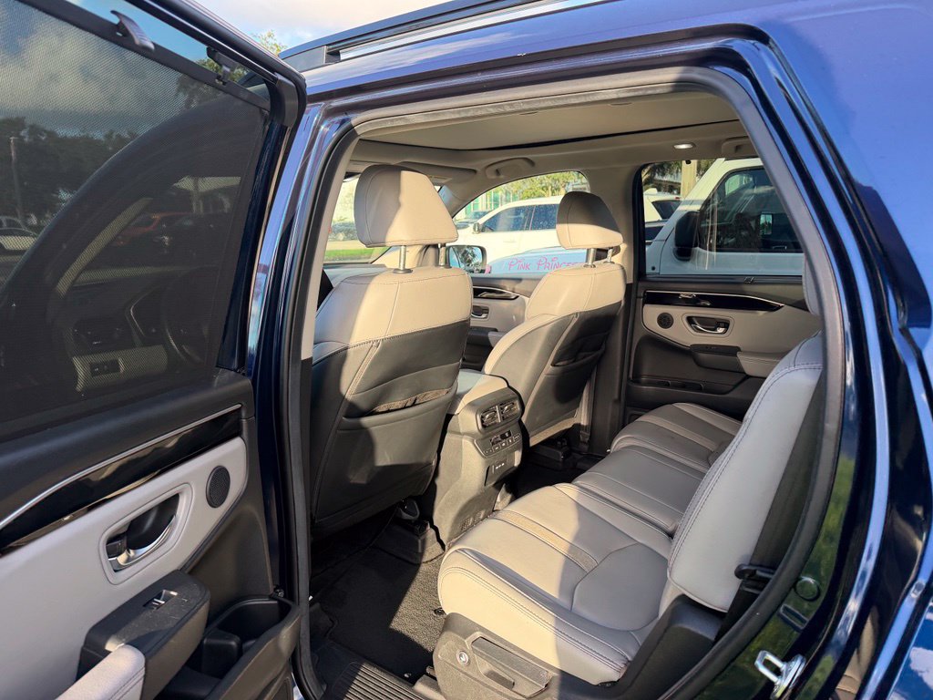 Used 2025 Honda Pilot Touring image 9
