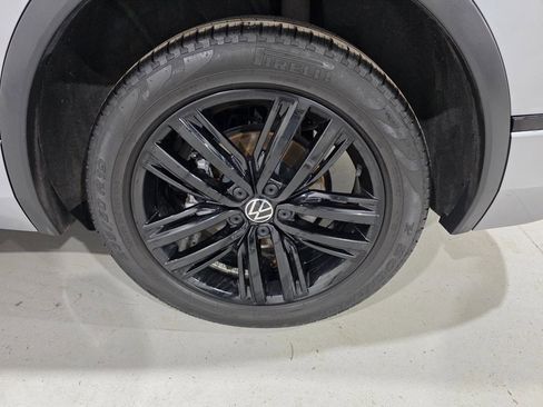 Used 2022 Volkswagen Tiguan SE R-Line image 8