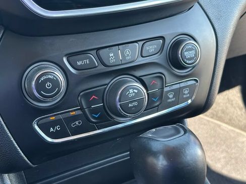 Used 2020 Jeep Cherokee Limited AWD/4WD image 36