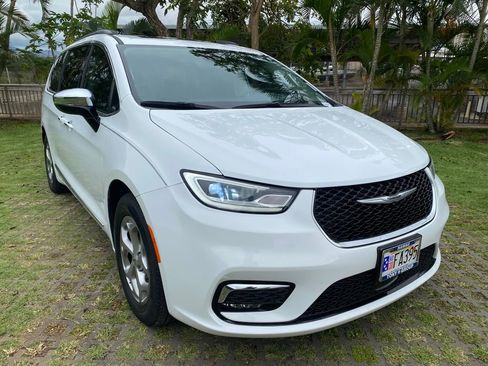 Used 2023 Chrysler Pacifica Limited FWD image 1