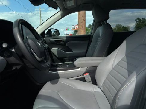 Used 2023 Toyota Highlander L FWD image 16