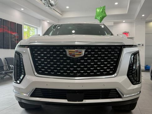 Used 2025 Cadillac Escalade Premium Luxury AWD/4WD image 3