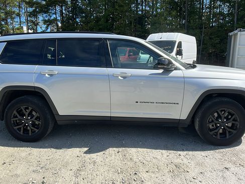 Certified 2024 Jeep Grand Cherokee L Laredo image 7