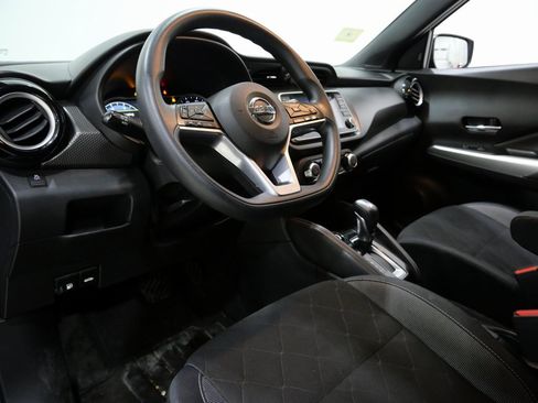 Used 2018 Nissan Kicks SV image 11