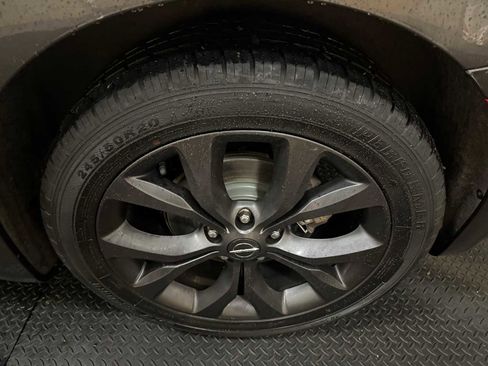 Used 2019 Chrysler Pacifica Touring Plus w/ Advanced Safetytec Group image 9