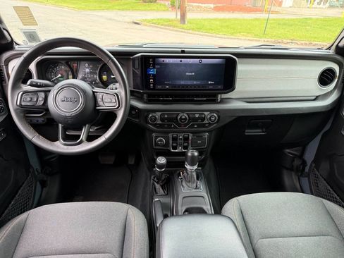 Used 2024 Jeep Wrangler Unlimited w/ Technology Group AWD/4WD image 9
