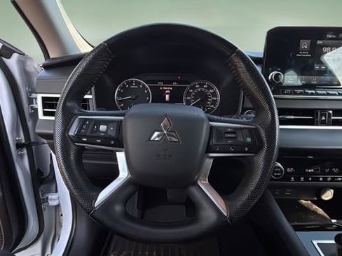 Used 2023 Mitsubishi Outlander SE FWD image 12