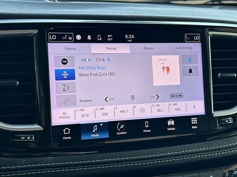 Used 2023 Chrysler Pacifica Touring-L FWD image 19