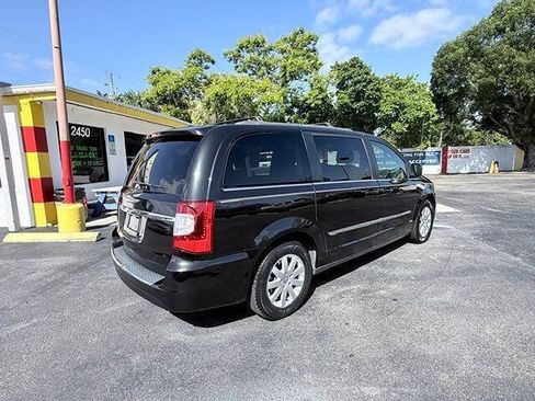 Used 2015 Chrysler Town & Country Touring FWD image 5
