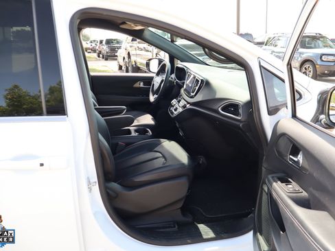 Used 2025 Chrysler Pacifica Select FWD image 28