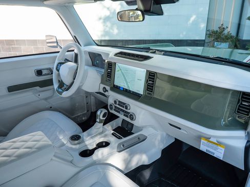 Used 2025 Ford Bronco Badlands AWD/4WD image 2
