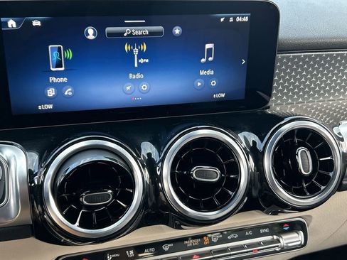 Used 2025 Mercedes-Benz GLB 250 4MATIC image 13