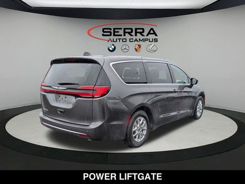 Used 2023 Chrysler Pacifica Touring-L FWD image 12