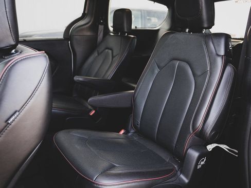 Used 2020 Chrysler Pacifica Limited FWD image 19