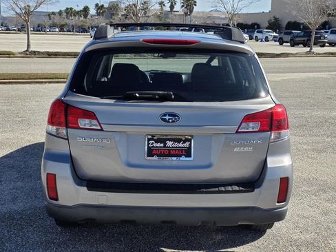 Used 2011 Subaru Outback 2.5i image 3