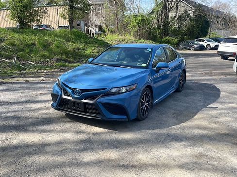 Used 2023 Toyota Camry SE FWD image 1