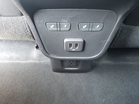 Used 2023 Chevrolet Equinox Premier AWD/4WD image 27