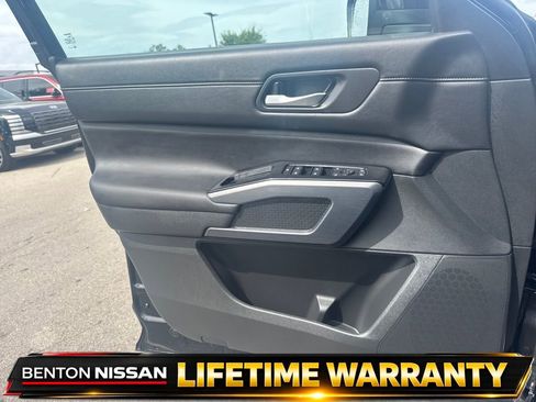 Used 2024 Nissan Pathfinder SL FWD image 11