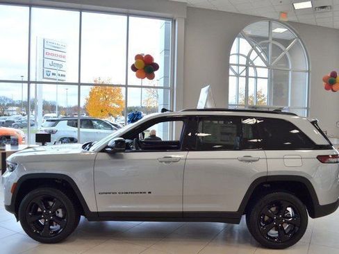 New 2025 Jeep Grand Cherokee Limited w/ Black Appearance Package image 5